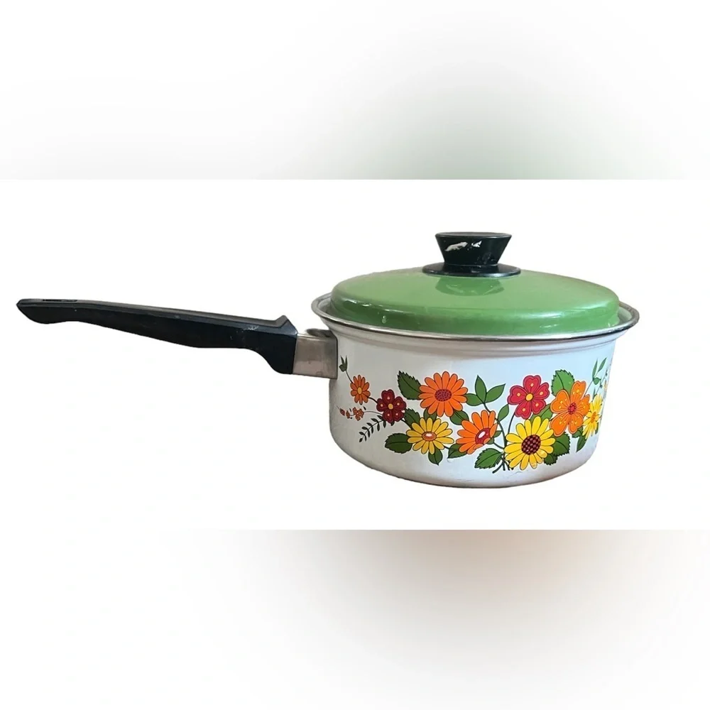 Vintage 2.5 quart groovy flower power saucepan with lid